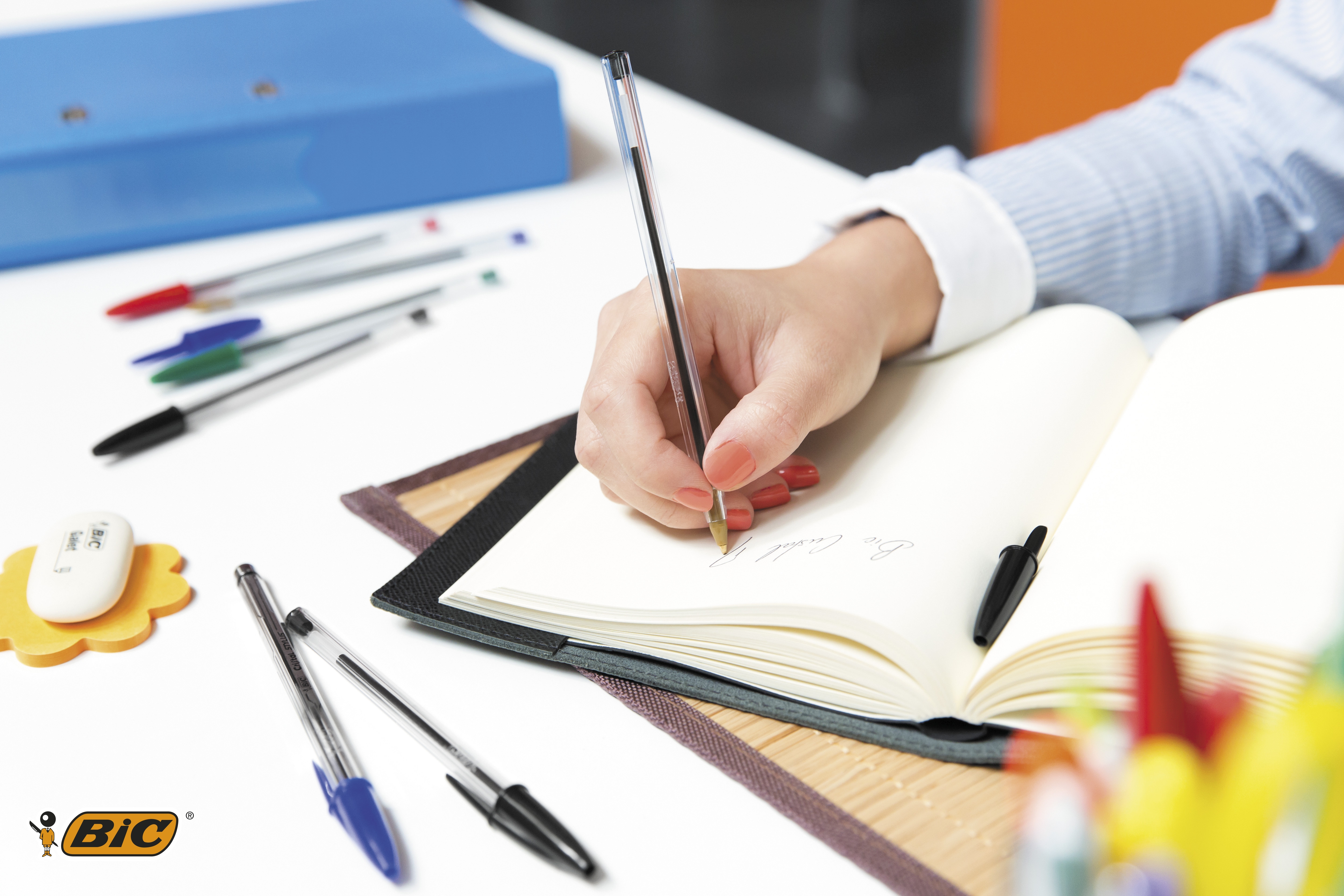 BIC Cristal Original Stylos-Bille Pointe Moyenne (1,00 mm) avec Capuchons et Embouts Assortis - Couleurs d’Encre Assorties, Lot de 10